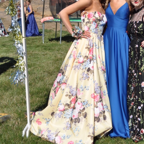 Formal Dress - Picture 2 of 5